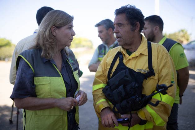 The number of ground personnel fighting the fire in Niebla has increased to 150, with 18 aerial resources. The Andalusian Government’s provincial delegate for Huelva, Berta Centeno, visits the Forward Command Post for the wildfire that broke out in the Huelva town of Niebla. August 7, 2028, in Niebla, Huelva, Andalusia, Spain: Andalusia’s Forest Fire Emergency Plan (Plan Infoca) has increased the number of ground personnel from 80 to 150 this Friday to contain the forest fire that broke out on Thursday afternoon in the Raboconejo area of Niebla, Huelva, which remains in the emergency phase, Operational Level 1, and which has forced the preventive evacuation of 23 residents from the hamlets of Raboconejo and Caballón. Likewise, 18 aerial re Copyright: xClaraxCarrascox 7705151