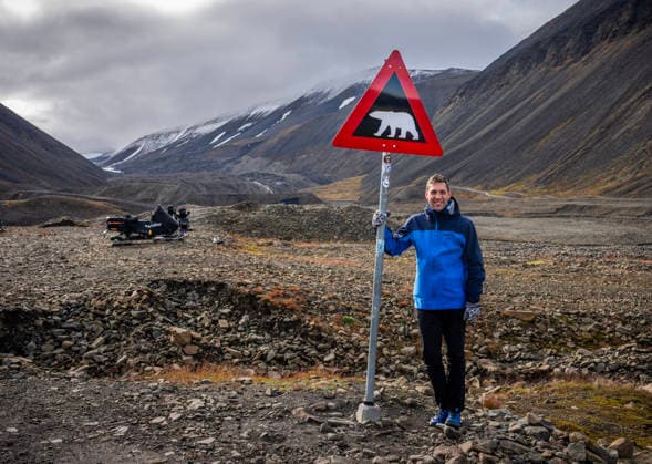 Minister of Climate and Environment Andreas Bjelland Eriksen visits Svalbard, Longyearbyen, August 7, 2026. Minister of Climate and Environment Andreas Bjelland Eriksen visits Svalbard. Here, next to the sign warning of polar bears. Photo by Ole Berg Rusten, NTB, Longyearbyen, Norway 1mDNP0I9a7k EDITORIAL USE ONLY Ref POL1mDNP0I9a7k jpg  Copyright: xOlexBerg-Rustenx xNTBx