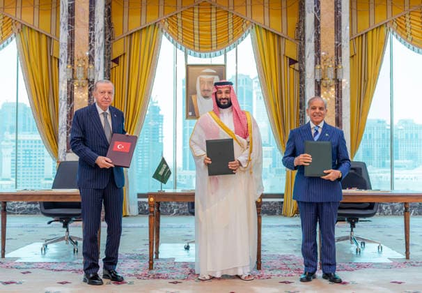 News Bilder des Tages (260807) -- MAKKAH, Aug. 7, 2026 -- Saudi Crown Prince and Prime Minister Mohammed bin Salman bin Abdulaziz Al Saud (C), Turkish President Recep Tayyip Erdogan (L) and Pakistani Prime Minister Muhammad Shehbaz Sharif pose for a group photo after signing the Makkah Joint Defense Agreement in Makkah, Saudi Arabia, on Aug. 7, 2026. TO GO WITH Saudi Arabia, T¨¹rkiye, Pakistan sign joint defense agreement (Saudi Press Agency Handout via Xinhua) SAUDI ARABIA-MAKKAH-T?RKIYE-PAKISTAN-JOINT DEFENSE AGREEMENT LuoxChen 