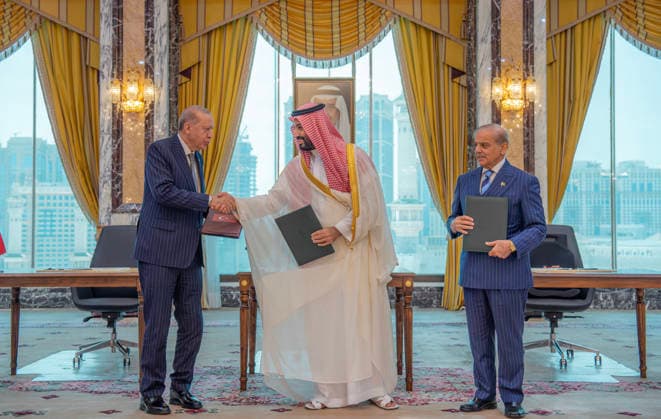 (260807) -- MAKKAH, Aug. 7, 2026 -- Saudi Crown Prince and Prime Minister Mohammed bin Salman bin Abdulaziz Al Saud (C), Turkish President Recep Tayyip Erdogan (L) and Pakistani Prime Minister Muhammad Shehbaz Sharif attend the signing of the Makkah Joint Defense Agreement in Makkah, Saudi Arabia, on Aug. 7, 2026. TO GO WITH Saudi Arabia, T¨¹rkiye, Pakistan sign joint defense agreement (Saudi Press Agency Handout via Xinhua) SAUDI ARABIA-MAKKAH-T?RKIYE-PAKISTAN-JOINT DEFENSE AGREEMENT LuoxChen 