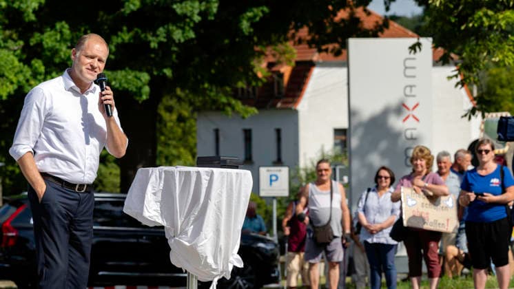 August 7, 2026, Germany, Saxony, Doberschau-Gaußig: AfD state parliament member Frank Peschel, pictured here on the left, has announced a protest rally organized at the Maxam plant. The plant was purchased by the defense contractor Czechoslovak Group (CSG). Peschel intends to demonstrate against the militarization of our country.