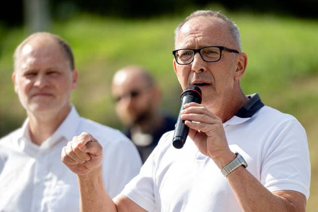 August 7, 2026, Germany, Saxony, Doberschau-Gaußig: AfD state parliament member Frank Peschel (in the back) has announced a protest rally organized at the Maxam plant. The plant was purchased by the defense contractor Czechoslovak Group (CSG). Peschel wants to demonstrate against the militarization of our state. Pictured in the foreground is Jörg Urban, chair