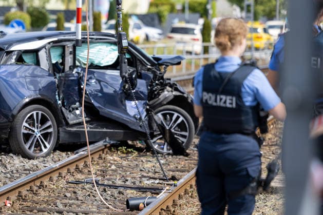 Schwerer Zusammenstoß zwischen U-Bahn und Pkw in Oberursel 07.08.2026: Einsatzkräfte und Autwrack nach einem schweren Zusammenstoß zwischen einer U-Bahn und einem Pkw im Bereich der Hohemarkstraße in Oberursel. Nach Angaben der Polizei wollte das mit zwei Personen besetzte Auto gegen 12 Uhr die Bahngleise überqueren und kollidierte dabei mit der U-Bahn. Der Wagen wurde mehrere Meter über die Gleise geschoben und stark beschädigt. Die Beifahrerin wurde schwer verletzt und musste von Rettungskräften aus dem Fahrzeug befreit werden. Auch der Fahrer des Pkw wurde verletzt und in ein Krankenhaus gebracht. Der Fahrer der U-Bahn erlitt einen Schock. Zur Klärung des Unfallhergangs wurde auf Anordnung der Staatsanwaltschaft Frankfurt ein Gu