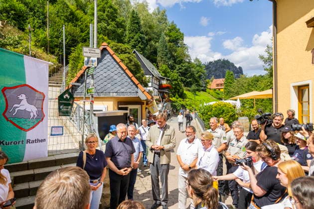 Rathen: Reopening of the Basteiweg Saxony’s Minister of Tourism Barbara, Saxony’s Minister of the Environment Georg Ludwig von Breitenbuch, District Administrator Michael Geisler, Rathen’s Mayor Roman Rolof, National Park Administration Director Uwe Borrmeister, and Tino Richter,