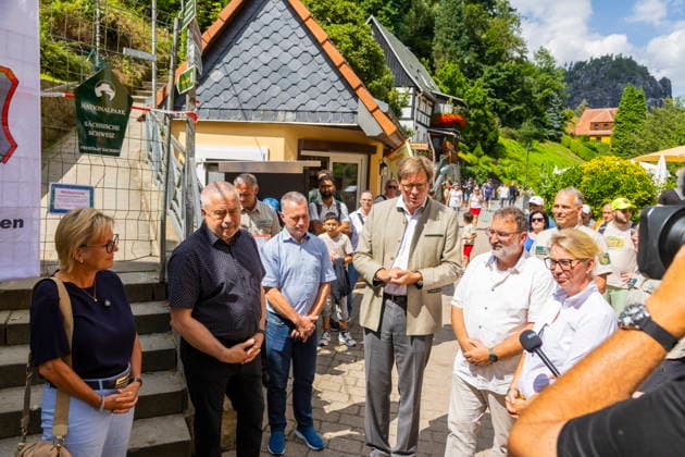 Rathen: Reopening of the Basteiweg Saxony’s Minister of Tourism Barbara, Saxony’s Minister of the Environment Georg Ludwig von Breitenbuch, District Administrator Michael Geisler, Rathen’s Mayor Roman Rolof, National Park Administration Director Uwe Borrmeister, and Tino Richter,