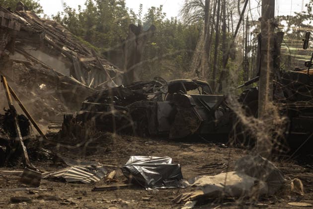 Aftermath of Russian air strike on Sloviansk SLOVIANSK, UKRAINE - AUGUST 07: A victim in a body bag lies amidst debris and burned-out cars as an excavator removes rubble following a Russian airstrike in Sloviansk, Ukraine, on August 07, 2026. Francisco Richart Anadolu Sloviansk Ukraine. Editorial use only. Please get in touch for any other usage.  Copyright: x2026xAnadoluxFranciscoxRichartx