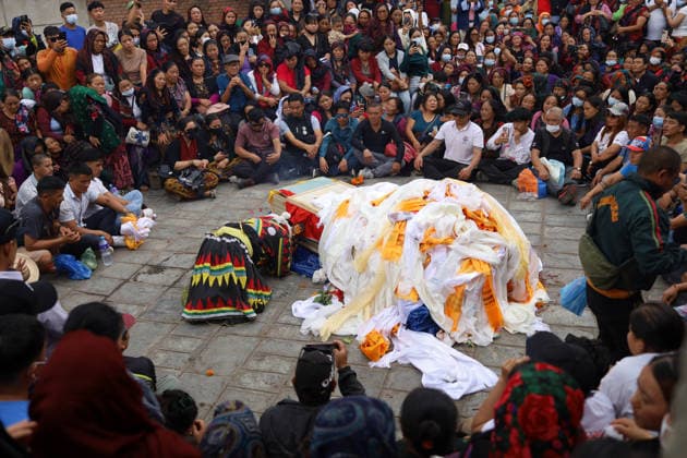 News Bilder des Tages Funeral Held For Record Holding Nepali Climber Pur Bahadur Gurung- -Yukta- Killed In Broad Peak Avalanche With Honors A shaman performs rituals before the last rites of Nepali mountaineer Pur Bahadur Gurung (Yukta), who died during an expedition on Pakistan s 8,047-metre Broad Peak, in Kathmandu, Nepal, on August 7, 2026. The cremation took place at Swayambhu in the presence of family members, relatives, Home Minister Sudan Gurung, Nepali Congress President Gagan Thapa, members of the mountaineering community and well-wishers. The funeral was led by shamans who led the rituals after circumnavigating the Swayambhunath Stupa, a UNESCO World Heritage Site and a pilgrimage site for Buddhists. Gurung is the first among the five Nepali climbers w Copyright: xSubaasxShresthax originalFilename: shrestha-funeralh260807_np49C.jpg