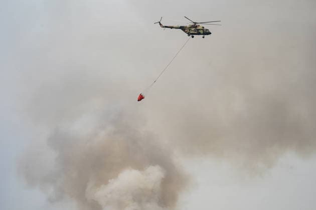 News Bilder des Tages August 7, 2026, Sumarak, Vojvodina, Serbia: 202687, Sumarak, Serbia - Thick smoke rises above the landscape as a massive wildfire burns through the Deliblato Sands (Deliblatska Pescara) Special Nature Reserve. Helicopters of the Serbian Armed Forces are deployed to combat the blaze, using Bambi buckets to fetch water and extinguish the fire from the air. Deliblato Sands, often referred to as the European Sahara, is a strictly protected natural area. Sumarak Serbia - ZUMAd223 20260807_zip_d223_007 Copyright: xMarkoxDimicx