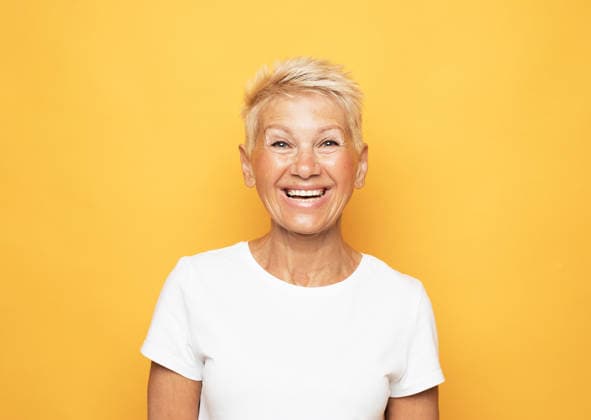 Lifestyle, Emotionen und das Konzept ?alte Menschen?: Porträt einer blonden, optimistischen älteren Dame lifestyle, emotion and old people concept: Portrait of blond optimistic old lady over yellow background (License=RF) ,model released, Symbolfoto Copyright: xZoonar.com RaisaxKanarevax 25357902 ,model released, Symbolfoto ,property released