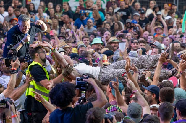 Ken Casey and the Dropkick Murphys perform with direct audience interaction at the Taubertal Festival 2026 in Rothenburg ob der Tauber, Germany, on August 7, 2026. Fan interaction during the live performance Copyright: HMBxMedia xHeikoxBecker