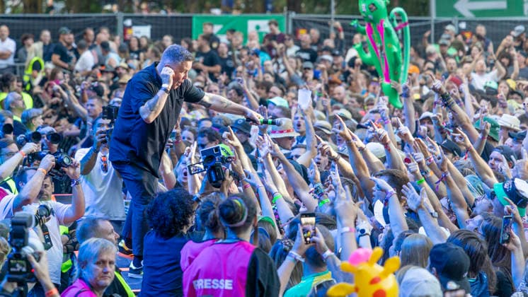 Ken Casey of the Dropkick Murphys performs on stage at the Taubertal Festival 2026 in Rothenburg ob der Tauber, Germany, on August 7, 2026. The singer performs before an enthusiastic audience. Copyright: HMBxMedia xHeikoxBecker