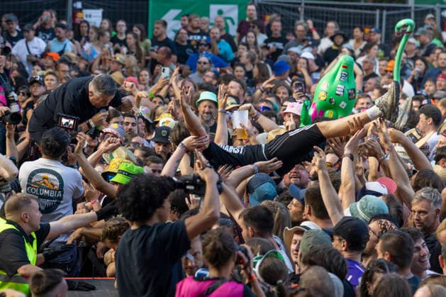Ken Casey and the Dropkick Murphys perform with direct audience interaction at the Taubertal Festival 2026 in Rothenburg ob der Tauber, Germany, on August 7, 2026. Fan interaction during the live performance Copyright: HMBxMedia xHeikoxBecker