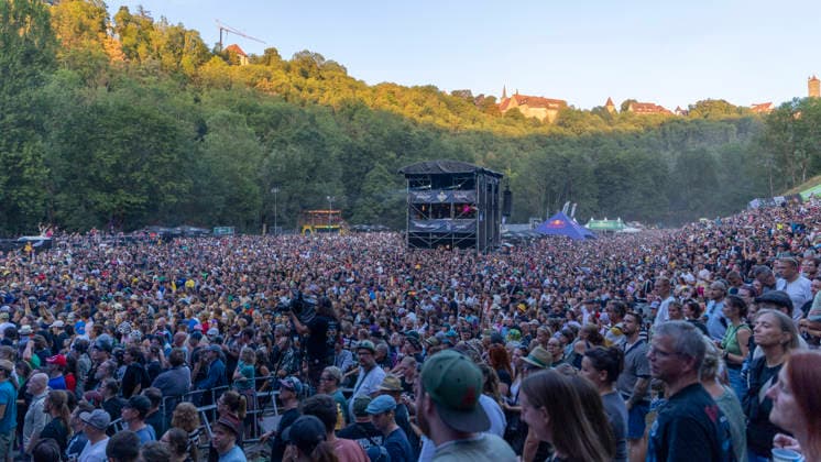 Audience and festival atmosphere at the Taubertal Festival 2026 in Rothenburg ob der Tauber, Germany, on August 7, 2026; stage with performers; the historic city of Rothenburg ob der Tauber in the background Copyright: HMBxMedia xHeikoxBecker