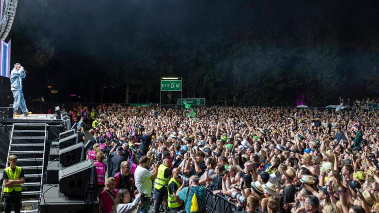 Sido performs before an enthusiastic audience at the Taubertal Festival 2026 in Rothenburg ob der Tauber, Germany, on August 7, 2026. Nighttime shot with an enthusiastic audience. Copyright: HMBxMedia xHeikoxBecker