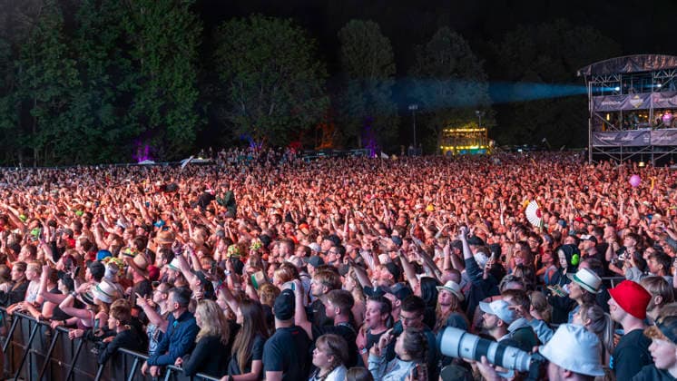 Crowd at the 2026 Taubertal Festival in Rothenburg ob der Tauber, Germany, on August 7, 2026; enthusiastic festivalgoers at night Copyright: HMBxMedia xHeikoxBecker