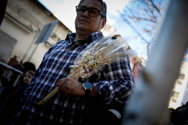 San Cayetano in Buenos Aires, Argentina - 7 Aug 2026 A devotee holds stalks of wheat during the feast of San Cayetano. Small prayer cards bearing the saint s image and stalks of wheat—representing bread—are a common sight every August 7th, the feast day of San Cayetano, the patron saint of bread and work. Buenos Aires Argentina Copyright: xRobertoxTuerox xSOPAxImagesx ROBTUERO_20260807279