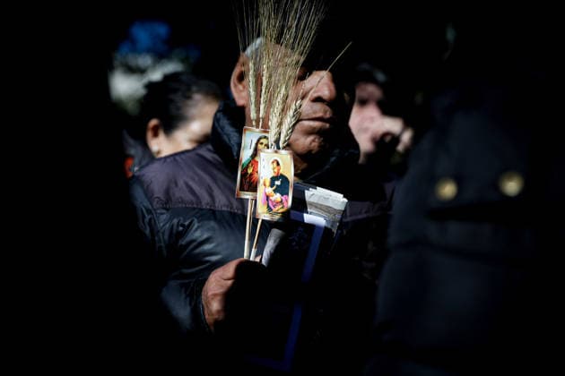 San Cayetano in Buenos Aires, Argentina - 7 Aug 2026 A devotee holds stalks of wheat and a card with an image of the saint during the feast of San Cayetano. Small prayer cards bearing the saint s image and stalks of wheat—representing bread—are a common sight every August 7th, the feast day of San Cayetano, the patron saint of bread and work. Buenos Aires Argentina Copyright: xRobertoxTuerox xSOPAxImagesx ROBTUERO_20260807286