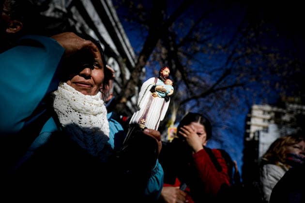 San Cayetano in Buenos Aires, Argentina - 7 Aug 2026 A devotee holds an image of San Cayetano during the feast of San Cayetano. Small prayer cards bearing the saint s image and stalks of wheat—representing bread—are a common sight every August 7th, the feast day of San Cayetano, the patron saint of bread and work. Buenos Aires Argentina Copyright: xRobertoxTuerox xSOPAxImagesx ROBTUERO_20260807298