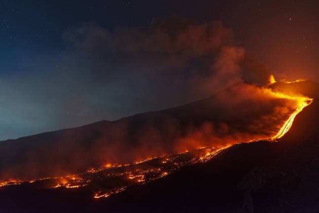 News Bilder des Tages Volcanic activity intensifies at Mount Etna CATANIA, ITALY - AUGUST 8: Mount Etna enters a new paroxysmal phase characterized by intense activity at the Voragine summit crater in Catania, Sicily, Italy on August 8, 2026. The volcanic activity, which began to rapidly intensify during the evening of August 6, evolved into a powerful lava fountain overnight and into August 7. The eruption generated a significant ash cloud dispersing towards the southeast, with ashfall reported in the surrounding towns of Ragalna and Adrano. Additionally, a new lava flow was observed in the Valle del Leone from a new eruptive vent opened at an altitude of approximately 2750. The presence of volcanic ash and the elevation of the aviation alert to red severely im  Copyright: x2026xAnadoluxSalvatorexAllegrax