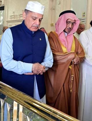 August 8, 2026, Pakistan: Prime Minister Muhammad Shehbaz Sharif Visits Rauda-e-Rasool (SAW) at Masjid-e-Nabvi in Madinah Pakistan  - ZUMAas3_ 20260808_zaf_as3_004 Copyright: xPPIx