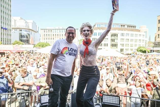 Ruhr Pride CSD ** FOR EDITORIAL USE ONLY ** EDITORIAL USE ONLY ** p Thomas Kufen, Mayor of Essen, 1st from left, at the Ruhr Pride CSD on Saturday, August 8, 2026, in Essen. Thousands take part in the Queer Parade. Germany, North Rhine-Westphalia, Essen. Copyright VladimirxWegener Copyright: VladimirxWegener doc872lbvxzjif1deipb1cqx ,EDITORIAL USE ONLY Copyright: VladimirxWegener