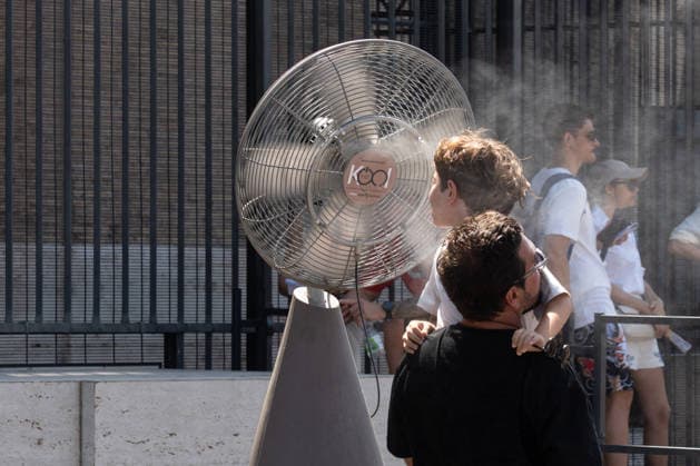 News Bilder des Tages Rome Swelters in Historic Summer Heatwave - Rome Tourists and locals seek shade near iconic landmarks and cool off at public fountains as temperatures surge across Rome, Italy on August 8, 2026, during an intense heatwave. Photo by Andrea Bracaglia ABACAPRESS.COM Rome Italy Rome Italy Italy  Copyright: xBracagliaxAndrea ABACAx
