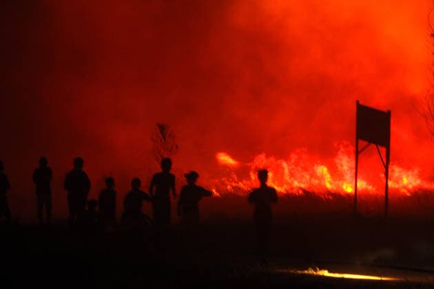 News Bilder des Tages Firefighters battle forest fire in Indonesia s South Sumatra Province SOUTH SUMATRA, INDONESIA - AUGUST 8: Firefighters carry out operations to extinguish a forest fire in a wooded area of South Sumatra province, Indonesia on August 8, 2026. Efforts to control and suppress the blaze remain ongoing as emergency response teams work non-stop to contain the spread. Muhammad Fajri Anadolu South Sumatra Indonesia. Editorial use only. Please get in touch for any other usage.  Copyright: x2026xAnadoluxMuhammadxFajrix