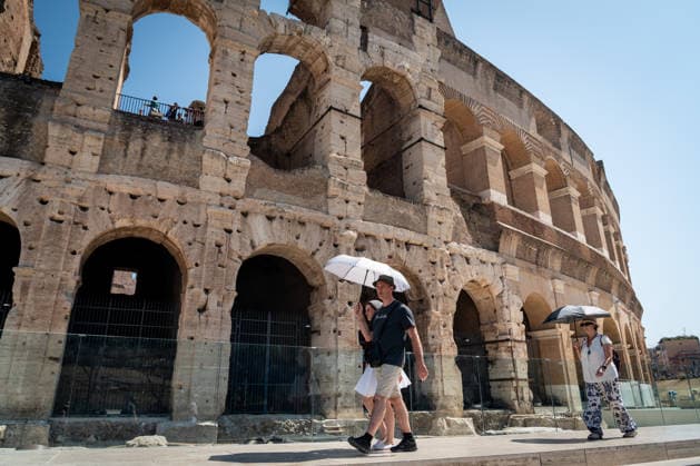 Record heat continues, with all of Italy on high alert for the high temperatures, but tourists are not giving up and crowding the Colosseum and the Spanish Steps in Rome, Italy, on 08 August 2026. Record heat continues, with all of Italy on high alert for the high temperatures, but tourists are not giving up and crowding the Colosseum and the Spanish Steps in Rome, Italy, on 08 August 2026., Credit:Stefano Costantino TTL Stefano Costantino Avalon Italy, Rome Copyright: xStefanoxCostantinoxTTLx xStefanoxCostantinox xAvalonx 1121598853
