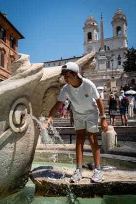 Record heat continues, with all of Italy on high alert for the high temperatures, but tourists are not giving up and crowding the Colosseum and the Spanish Steps in Rome, Italy, on 08 August 2026. Record heat continues, with all of Italy on high alert for the high temperatures, but tourists are not giving up and crowding the Colosseum and the Spanish Steps in Rome, Italy, on 08 August 2026., Credit:Stefano Costantino TTL Stefano Costantino Avalon Italy, Rome Copyright: xStefanoxCostantinoxTTLx xStefanoxCostantinox xAvalonx 1121599129