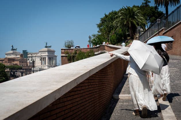 Record heat continues, with all of Italy on high alert for the high temperatures, but tourists are not giving up and crowding the Colosseum and the Spanish Steps in Rome, Italy, on 08 August 2026. Record heat continues, with all of Italy on high alert for the high temperatures, but tourists are not giving up and crowding the Colosseum and the Spanish Steps in Rome, Italy, on 08 August 2026., Credit:Stefano Costantino TTL Stefano Costantino Avalon Italy, Rome Copyright: xStefanoxCostantinoxTTLx xStefanoxCostantinox xAvalonx 1121599157