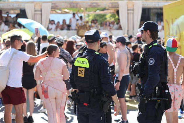 August 8, 2026, Zurich, SWITZERLAND, 33rd Zurich Street Parade—Police Among the Participants