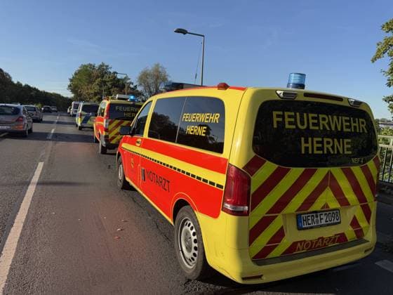 Bridge jumper presumed not to have resurfaced after jump; large-scale search operation on the Rhine-Herne Canal near the Cranger Kirmes Recklinghausen road bridge 7aIMG 0568839 Bridge jumper presumed not to have resurfaced after jump; large-scale search operation on the Rhine-Herne Canal near the Cranger Kirmes and the Recklinghausen road bridge, North Rhine-Westphalia, Herne Copyright: 7aktuell.dex xMarcxGruber 0568839 20260808_7a_express_20260808_9604_568839