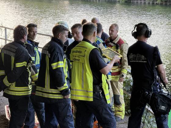 Bridge Jumper Presumed Not to Have Resurfaced After Jump; Major Search Operation on the Rhine-Herne Canal Near the Cranger Kirmes Recklinghausen Road Bridge 7aIMG 0568840 Bridge Jumper Presumed Not to Have Resurfaced After Jump; Major Search Operation on the Rhine-Herne Canal near the Cranger Kirmes and the Recklinghausen road bridge, North Rhine-Westphalia, Herne Copyright: 7aktuell.dex xMarcxGruber 0568840 20260808_7a_express_20260808_9604_568840