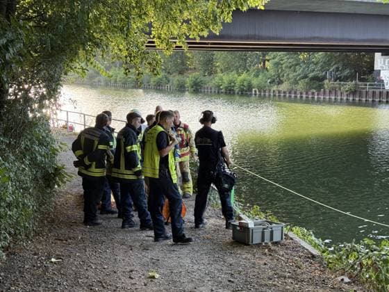 Bridge Jumper Presumed Not to Have Resurfaced After Jump; Major Search Operation on the Rhine-Herne Canal Near the Cranger Kirmes Recklinghausen Road Bridge 7aIMG 0568842 Bridge Jumper Presumed Not to Have Resurfaced After Jump; Major Search Operation on the Rhine-Herne Canal near the Cranger Kirmes and the Recklinghausen road bridge, North Rhine-Westphalia, Herne Copyright: 7aktuell.dex xMarcxGruber 0568842 20260808_7a_express_20260808_9604_568842