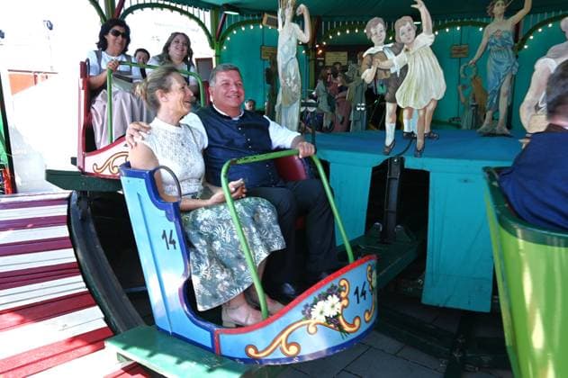After Oktoberfest, the Gäubodenvolksfest in Straubing is the best-known folk festival in Bavaria. The amusement park features around 130 rides. Fairgoers at the fairground. Photo by Ann Kathrin and Christian Bernreiter. Christian Bernreiter is a Ger