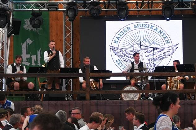 After Oktoberfest, the Gäubodenvolksfest in Straubing is the most famous folk festival in Bavaria. The amusement park features around 130 rides. Fairgoers at the fairground. Photo: The Kaiser Musikanten (or Kaisermusikanten) band from Austria plays folk music in the Dengler festival tent.