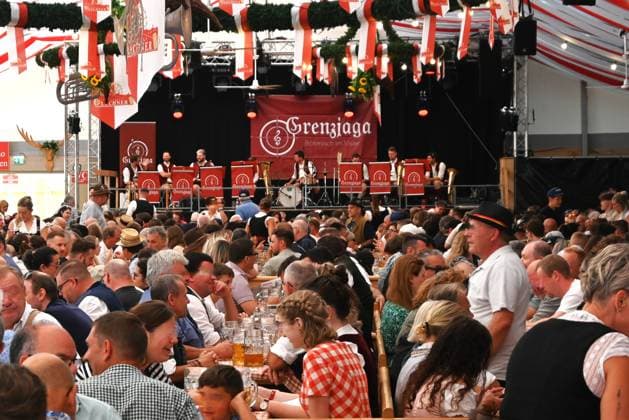 After Oktoberfest, the Gäubodenvolksfest in Straubing is the most famous folk festival in Bavaria. The amusement park features around 130 rides. Fairgoers at the fairground. Photo: The folk music band Grenzjaga is playing in the Lechner festival tent.