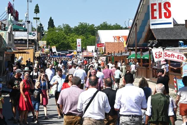 After Oktoberfest, the Gäubodenvolksfest in Straubing is the most famous folk festival in Bavaria. The amusement park features around 130 rides. Fairgoers at the fairground. Photo: People and the hustle and bustle on the first weekend.