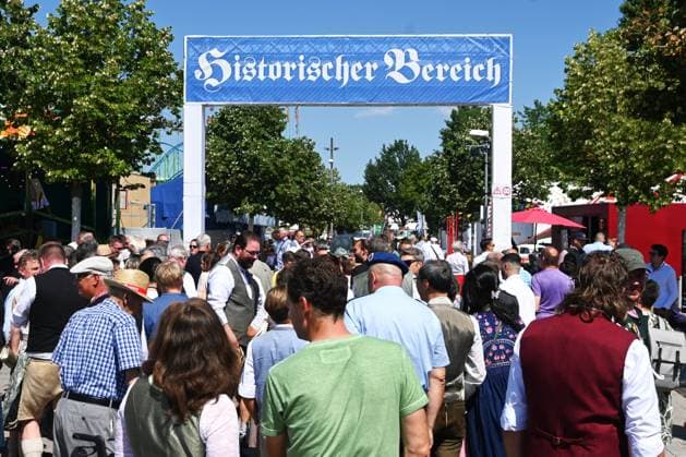 After Oktoberfest, the Gäubodenvolksfest in Straubing is the most famous folk festival in Bavaria. The amusement park features around 130 rides. Fairgoers at the fairgrounds. Photos: People, hustle and bustle, historic area