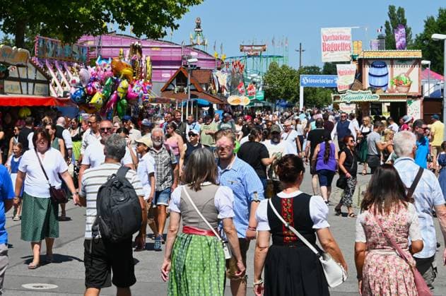 After Oktoberfest, the Gäubodenvolksfest in Straubing is the most famous folk festival in Bavaria. The amusement park features around 130 rides. Fairgoers at the fairground. Photo: People and the hustle and bustle at the Hagen fairgrounds.