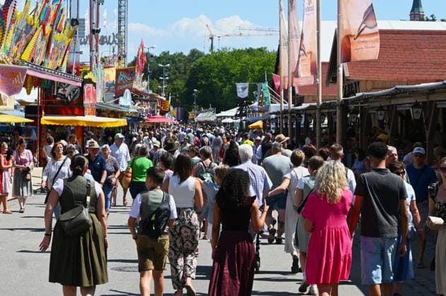 After Oktoberfest, the Gäubodenvolksfest in Straubing is the most famous folk festival in Bavaria. The amusement park features around 130 rides. Fairgoers at the fairgrounds, people, hustle and bustle, festival grounds at Hagen