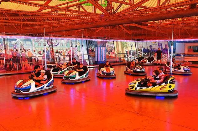 After Oktoberfest, the Gäubodenvolksfest in Straubing is the most famous folk festival in Bavaria. The amusement park features around 130 rides. Fairgoers at the fairground. Photo: Distel bumper cars ride.