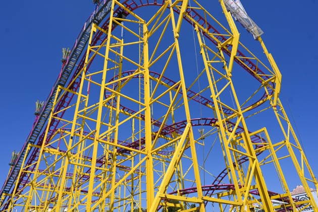 After Oktoberfest, the Gäubodenvolksfest in Straubing is the most famous folk festival in Bavaria. The amusement park features around 130 rides. Fairgoers at the fairground. Photo: Wilde Maus, a roller coaster by showman Münch.