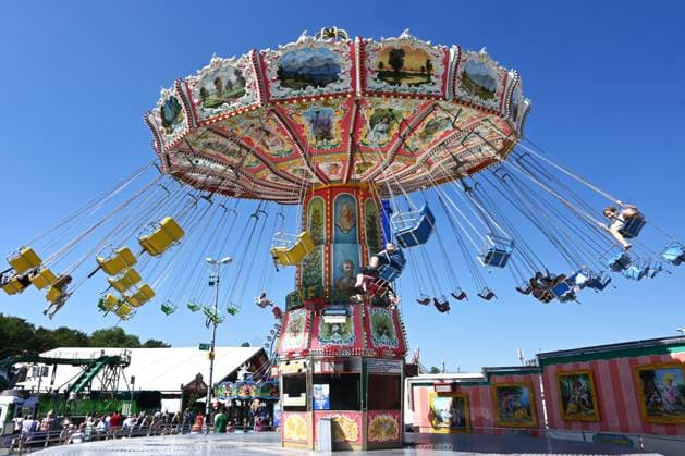 After Oktoberfest, the Gäubodenvolksfest in Straubing is the most famous folk festival in Bavaria. The amusement park features around 130 rides. Fairgoers at the fairground. Photo: Stranninger, Wellenflug chain carousel