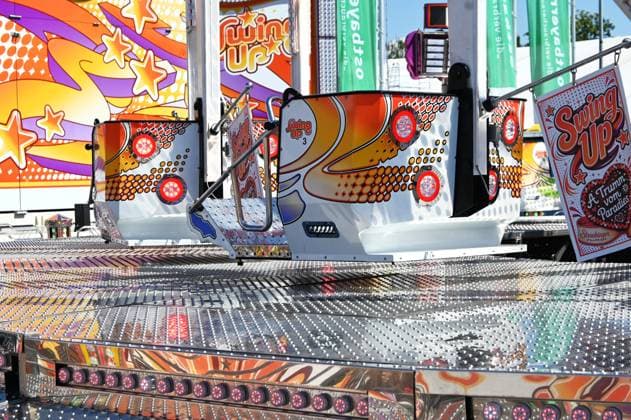 After Oktoberfest, the Gäubodenvolksfest in Straubing is the best-known folk festival in Bavaria. The amusement park features around 130 rides. Fairgoers at the fairground. Photo: Swing Up, a ride operated by the Thoma family of showmen. This carousel was in operation until 2019 at an amusementin Tokyo, Japan