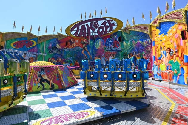 After Oktoberfest, the Gäubodenvolksfest in Straubing is the most famous folk festival in Bavaria. The amusement park features around 130 rides. Fairgoers at the fairground. Photo: Take Off ride