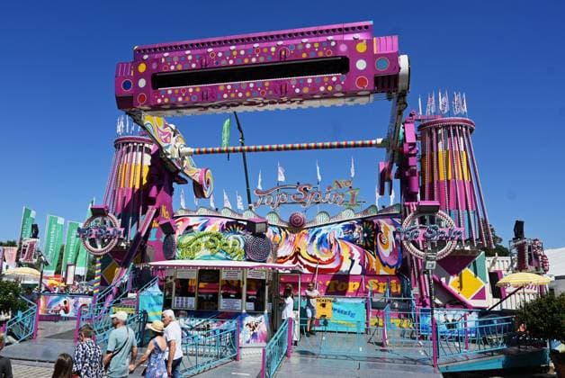 After Oktoberfest, the Gäubodenvolksfest in Straubing is the most famous folk festival in Bavaria. The amusement park features around 130 rides. Fairgoers at the fairground. Photo: Top Spin 1 ride