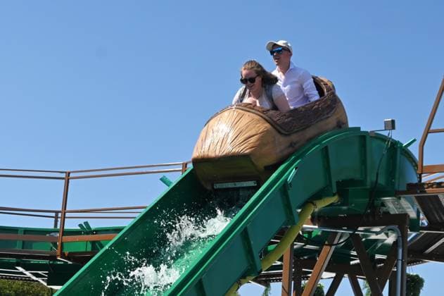 After Oktoberfest, the Gäubodenvolksfest in Straubing is the most famous folk festival in Bavaria. The amusement park features around 130 rides. Fairgoers at the fairground. Photo: Verdora Island, mobile water ride
