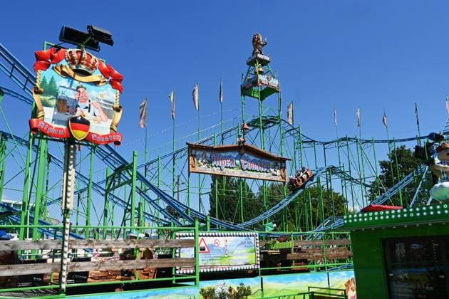 After Oktoberfest, the Gäubodenvolksfest in Straubing is the most famous folk festival in Bavaria. The amusement park features around 130 rides. Fairgoers at the fairground. Photo: Vorlop Alpen Coaster, roller coaster