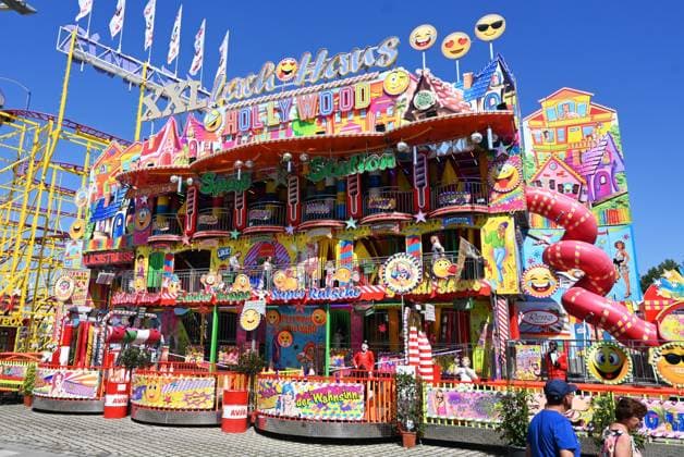After Oktoberfest, the Gäubodenvolksfest in Straubing is the most famous folk festival in Bavaria. The amusement park features around 130 rides. Fairgoers at the fairground. Photo: XXL Laughing House, walking ride
